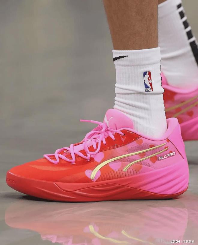 众球星母亲节多种方式致敬伟大母亲！ayx爱游戏体育网页版入口NBA(图6)